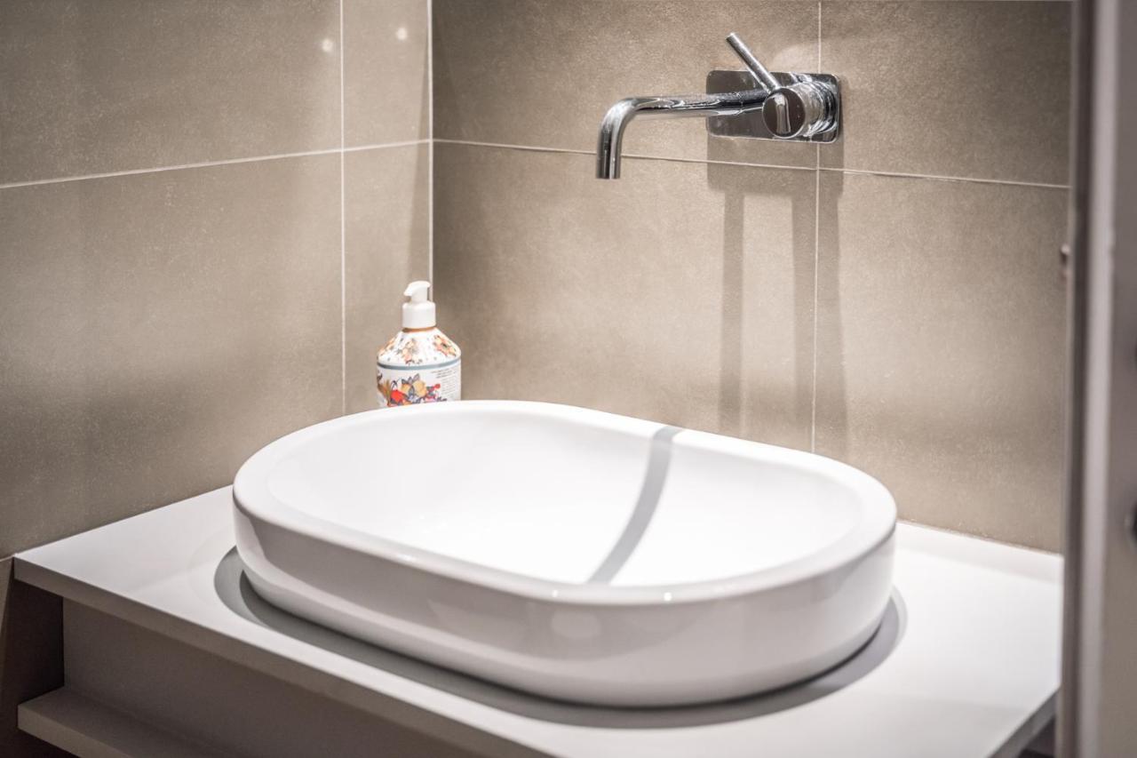 Ab Plus - Via Santo Stefano 74 Bologna Exteriör bild